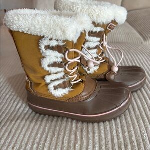 London Fog  Girls Size 2 Winter Snow Boots Faux Fur Lined Excellent Condition